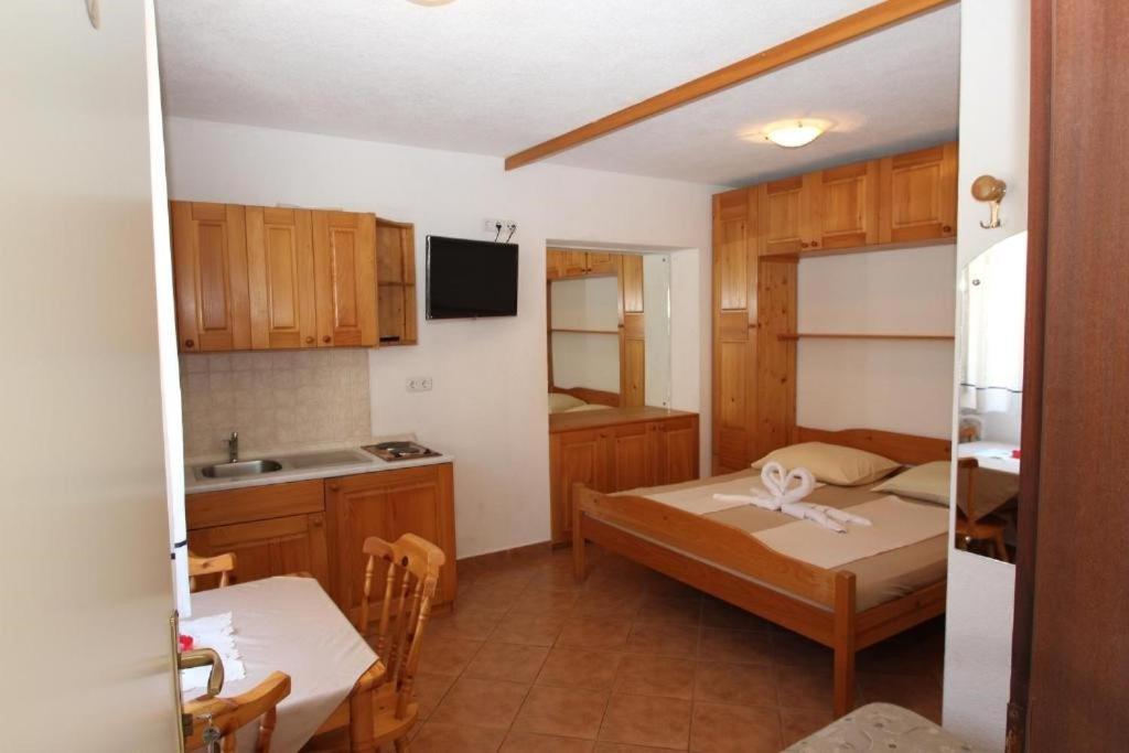 Lovely Studio Apartments Mali Raj Върсар Екстериор снимка