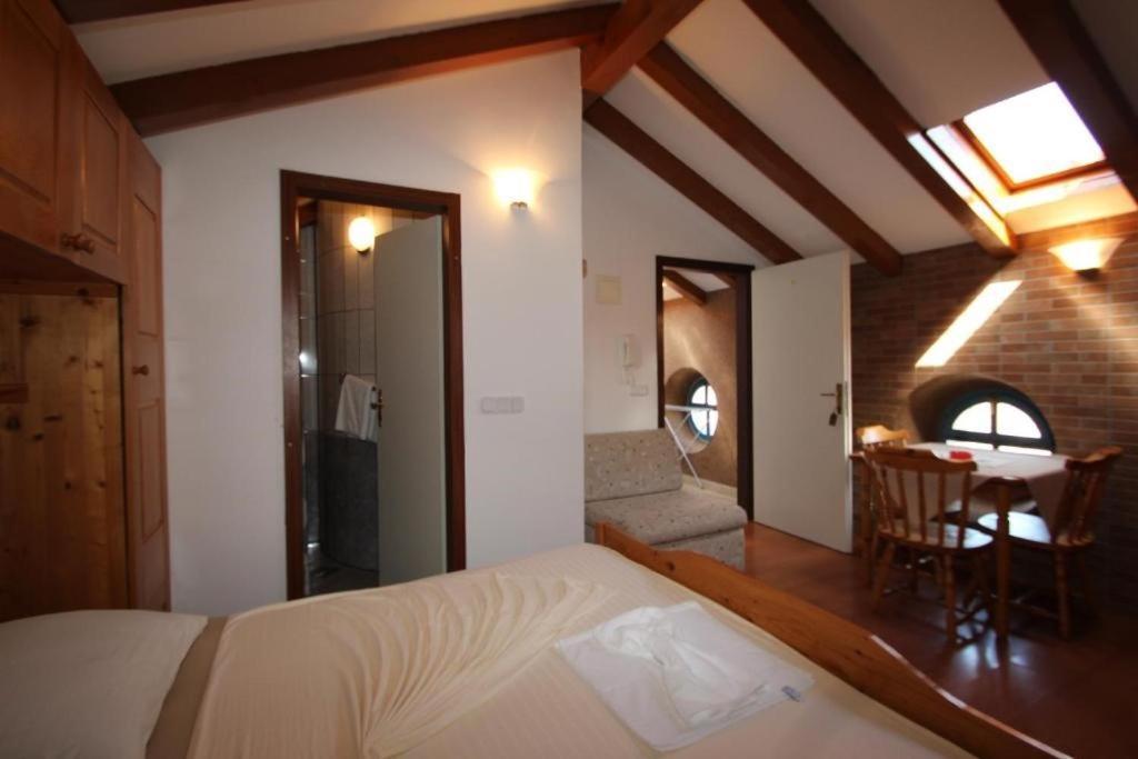 Lovely Studio Apartments Mali Raj Върсар Екстериор снимка